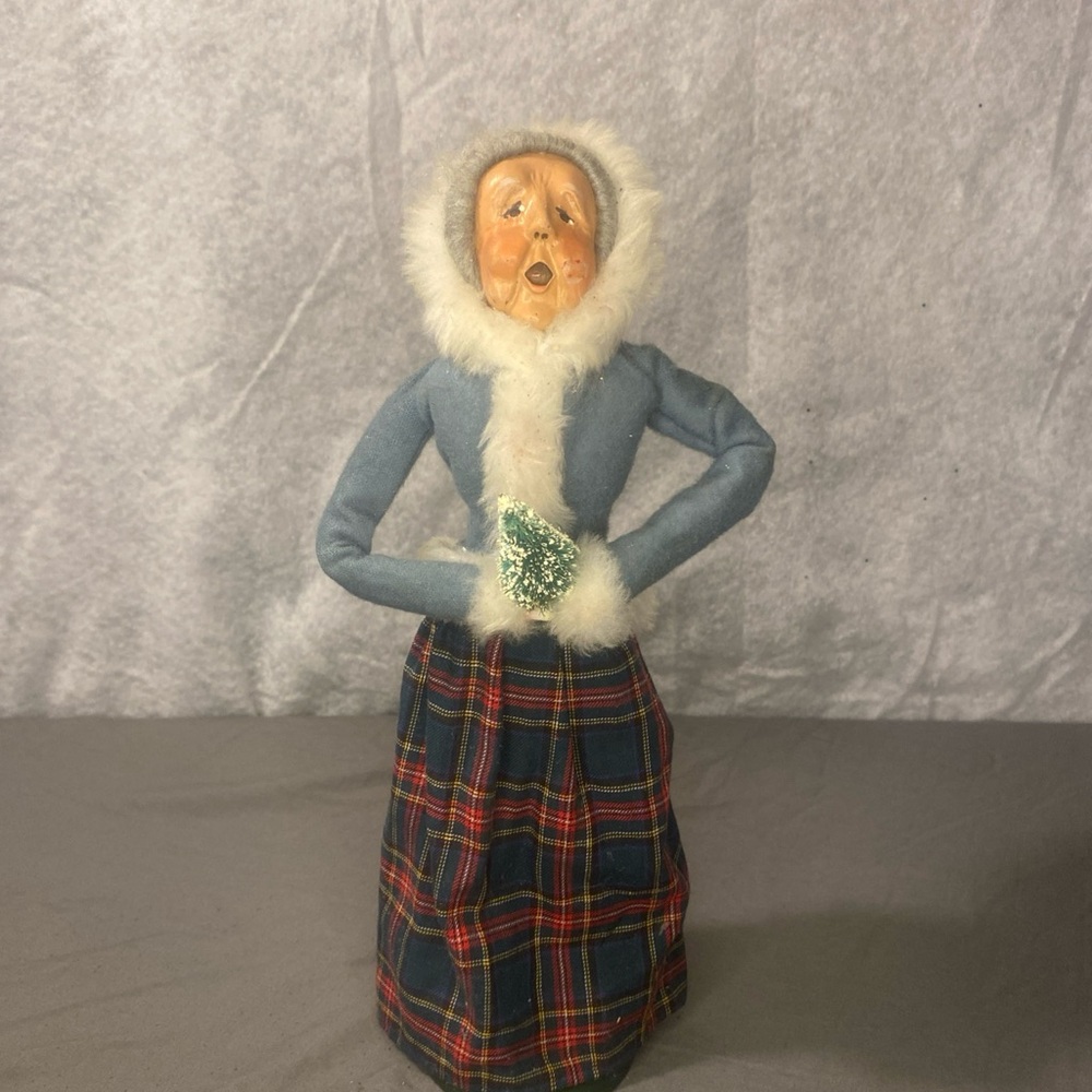 Vintage Byer’s Choice The Carolers 1990 Old Lady with Tree